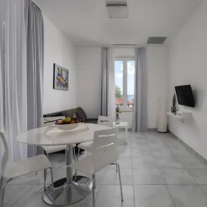 https://apartments-club-vala.primorje-gorskikotar.com