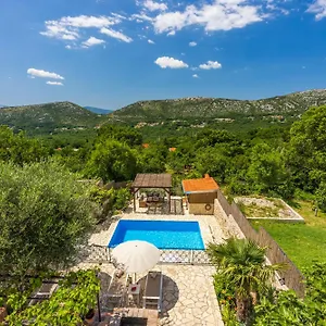 https://villa-cocoon.primorje-gorskikotar.com